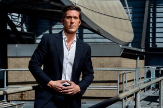 David Muir Gay, Salary, Married, Wife, Chest, Girlfriend, Family, Net Worth