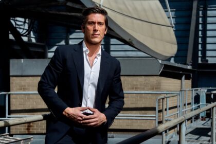 David Muir Gay, Salary, Married, Wife, Chest, Girlfriend, Family, Net Worth